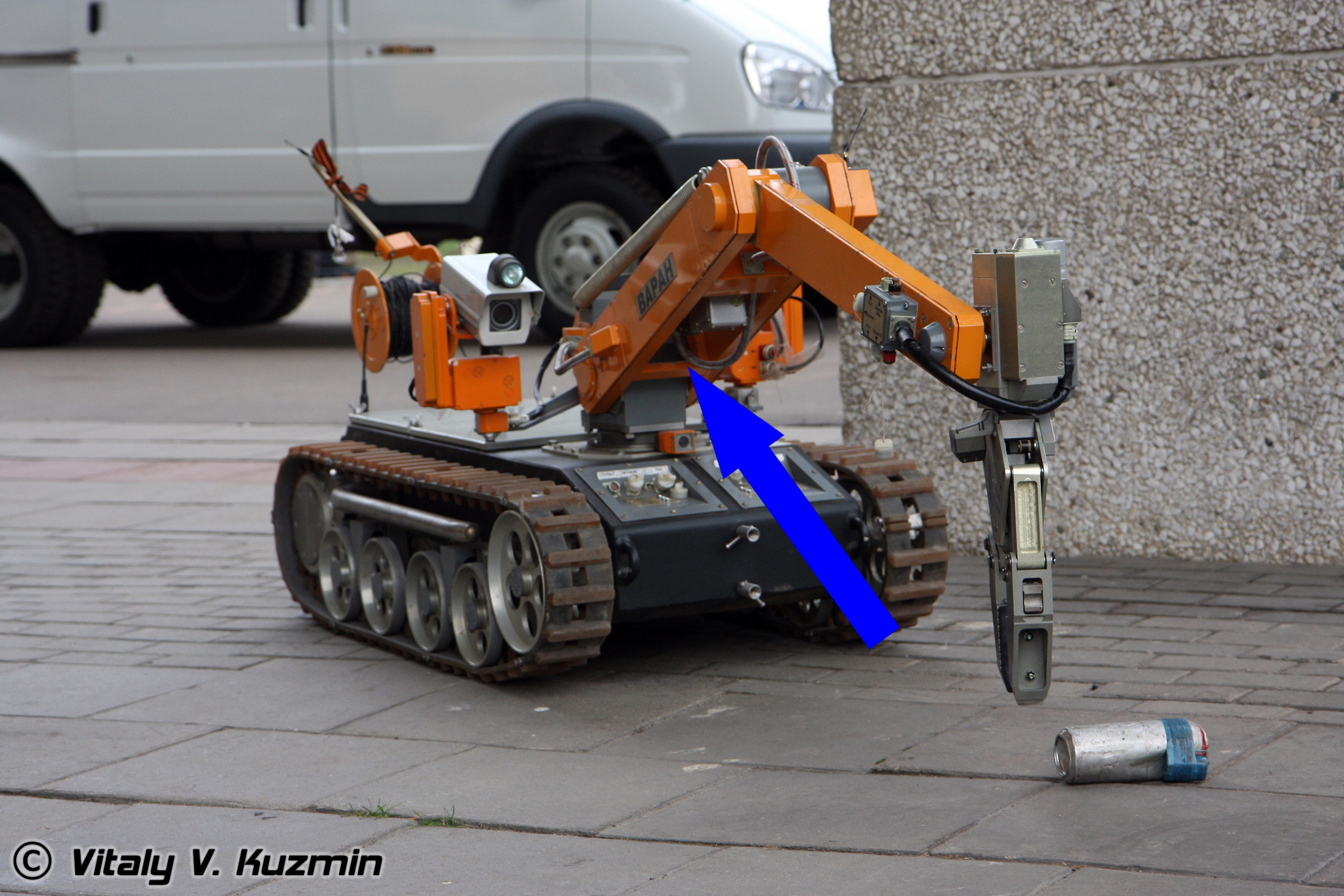 Робот-сапёр в действии на месте теракта в Москве