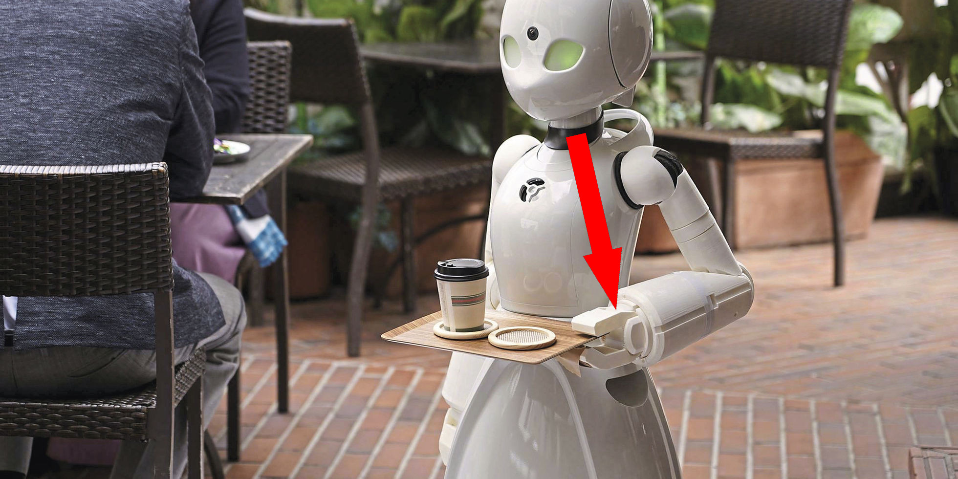 Официантка, превращенная в робота, собирает толпы