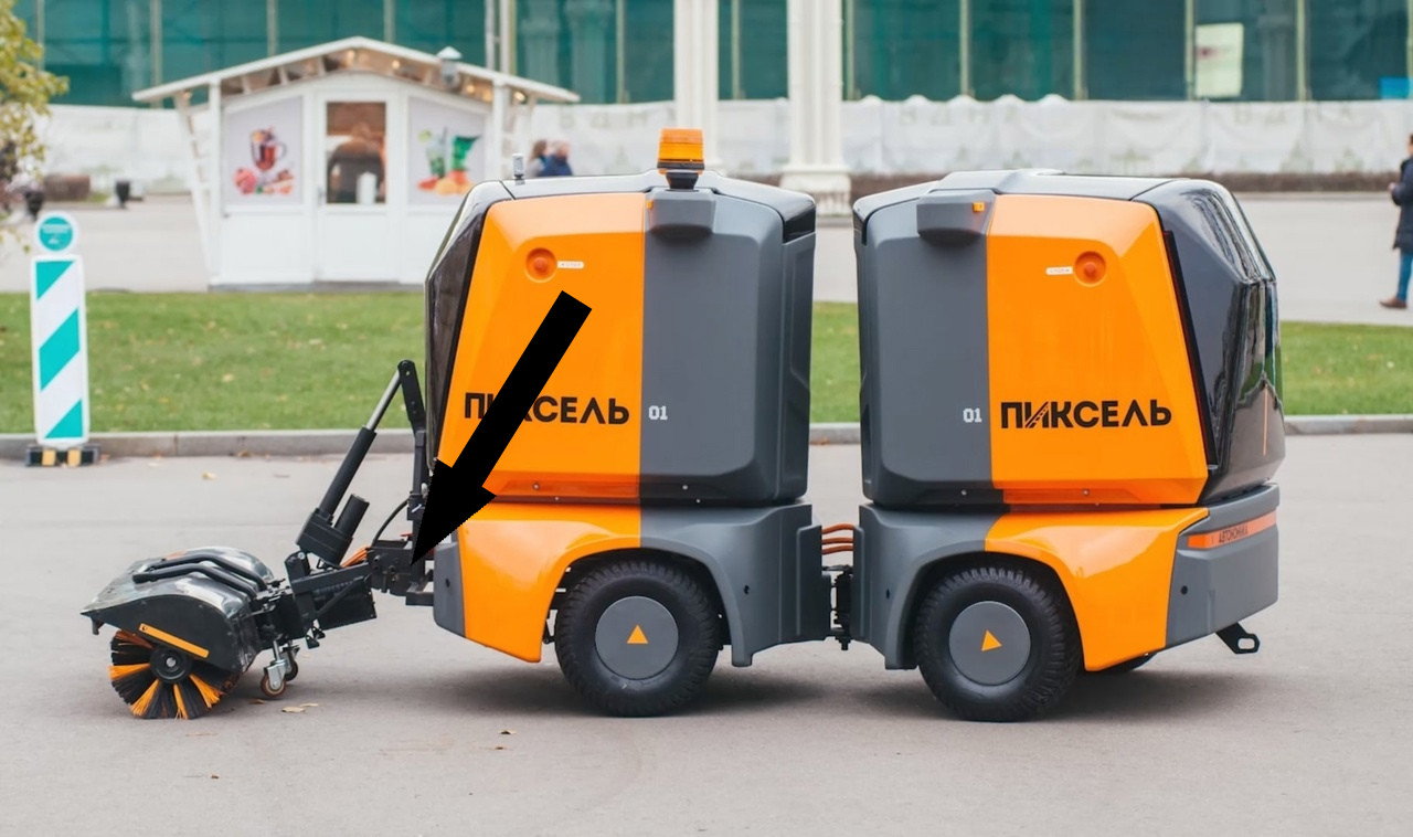 Стычка человека и машины: офисный сотрудник против робота-уборщика